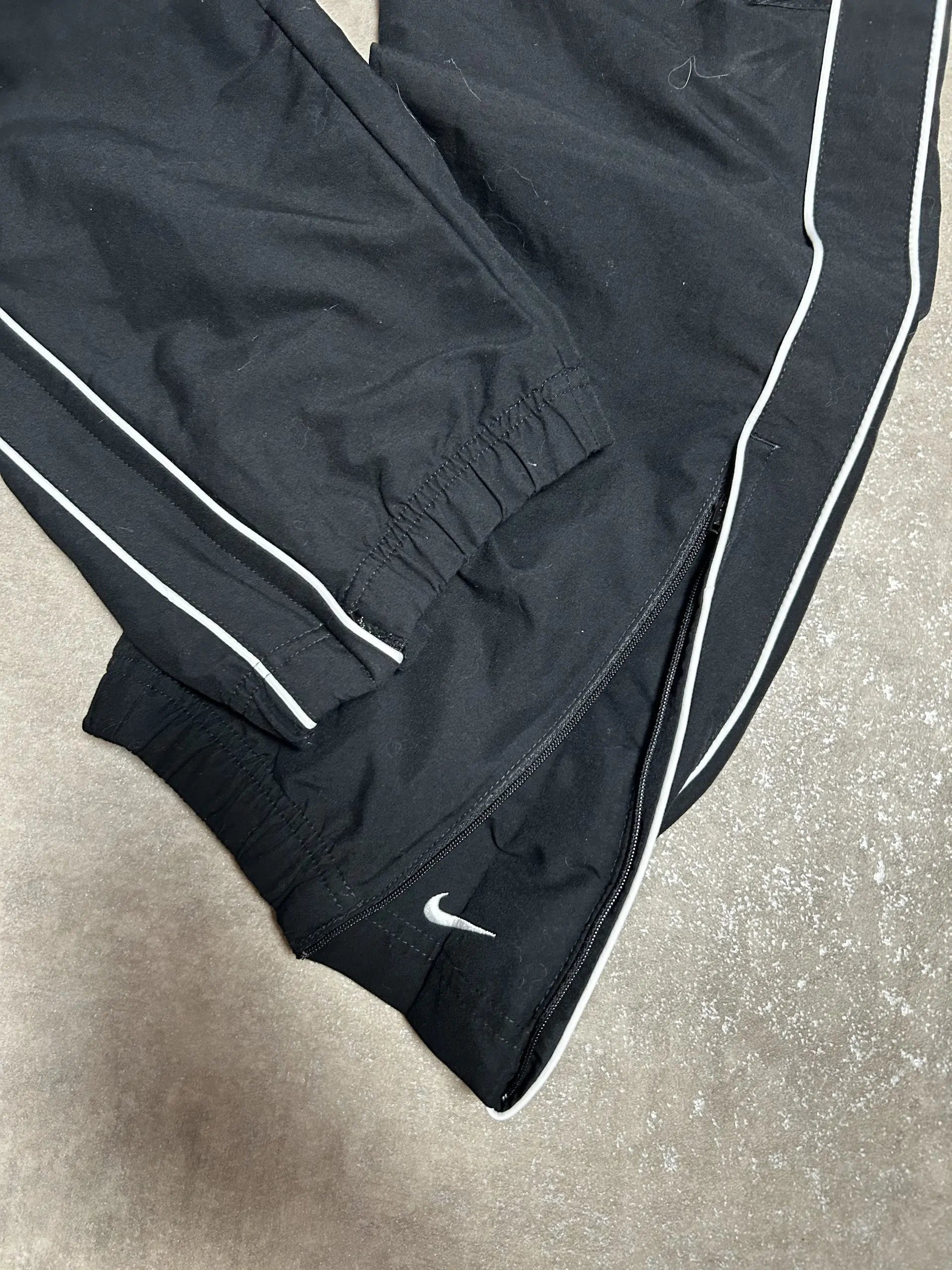 Vintage Nike Trainingshose Schwarz – Weißes Streifendetail | Größe S (Passt M) – Rückansicht
