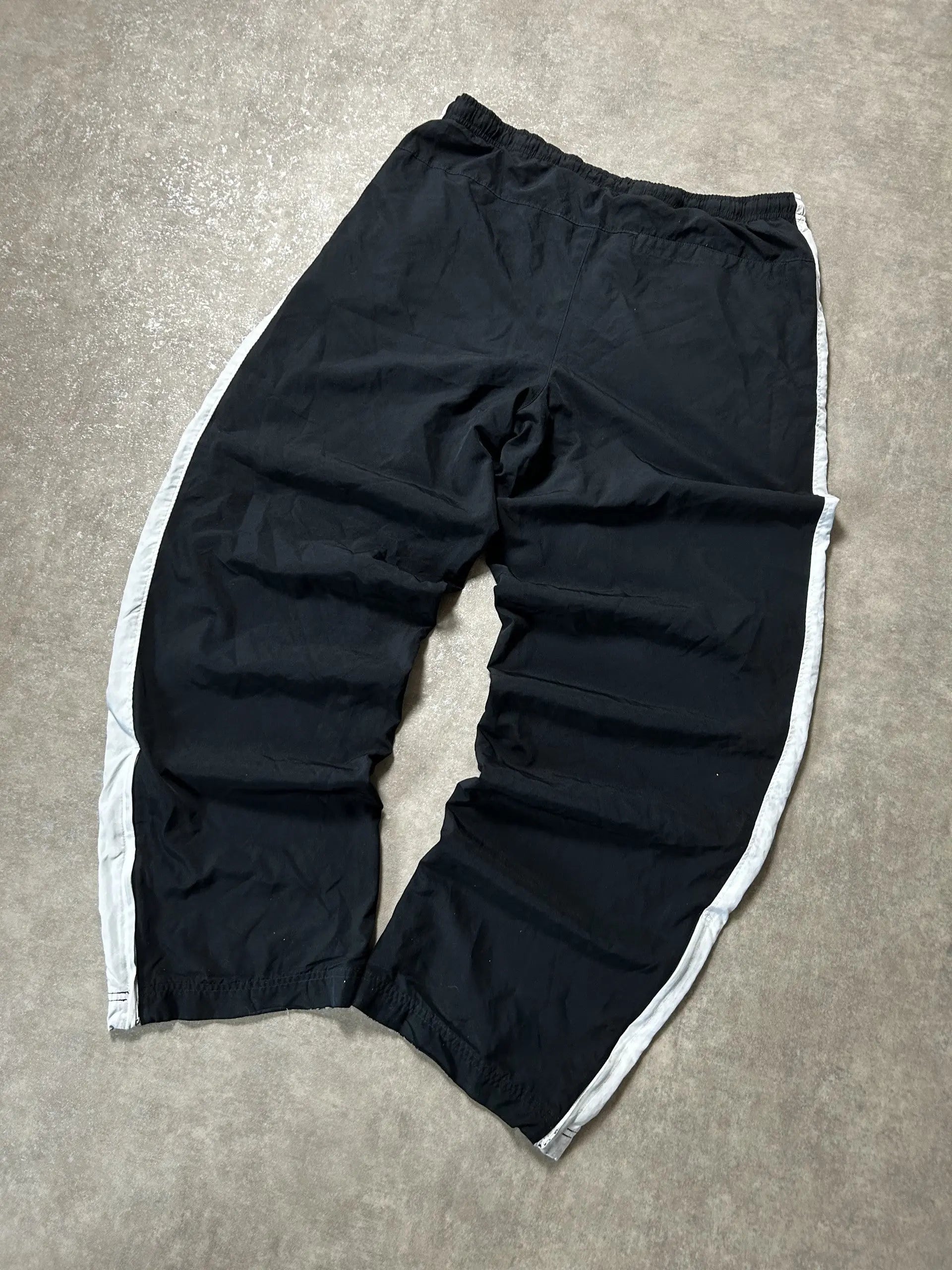 Vintage Nike Trackpants Schwarz Weiß Seitenpaneele – M – Detailansicht