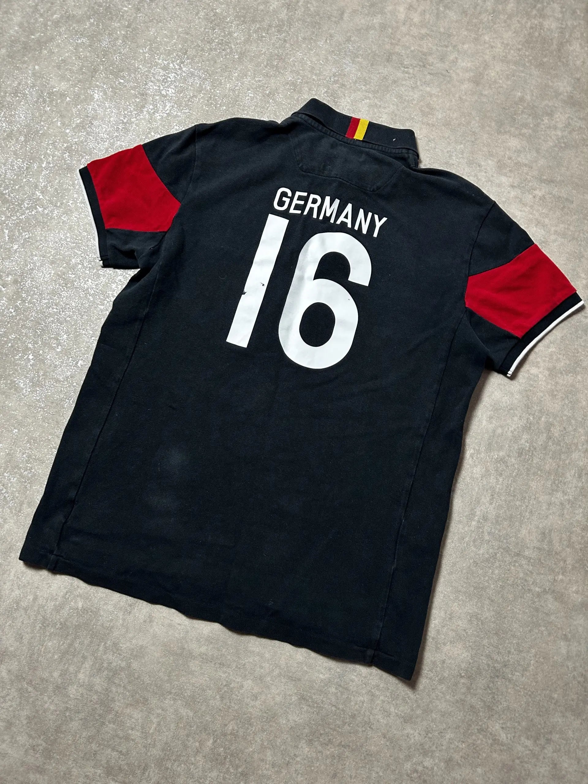 Vintage Ralph Lauren Germany Polo-Shirt Schwarz-Rot – #16 Rückendruck | Größe M – Detailansicht