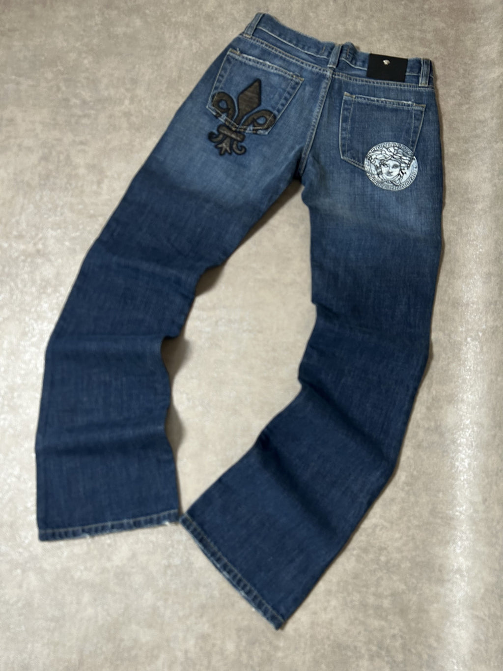 Vintage Versace Jeans Couture Damen-Jeans Bootcut Niedriger Bund Medusa Dunkelblau – Detailansicht