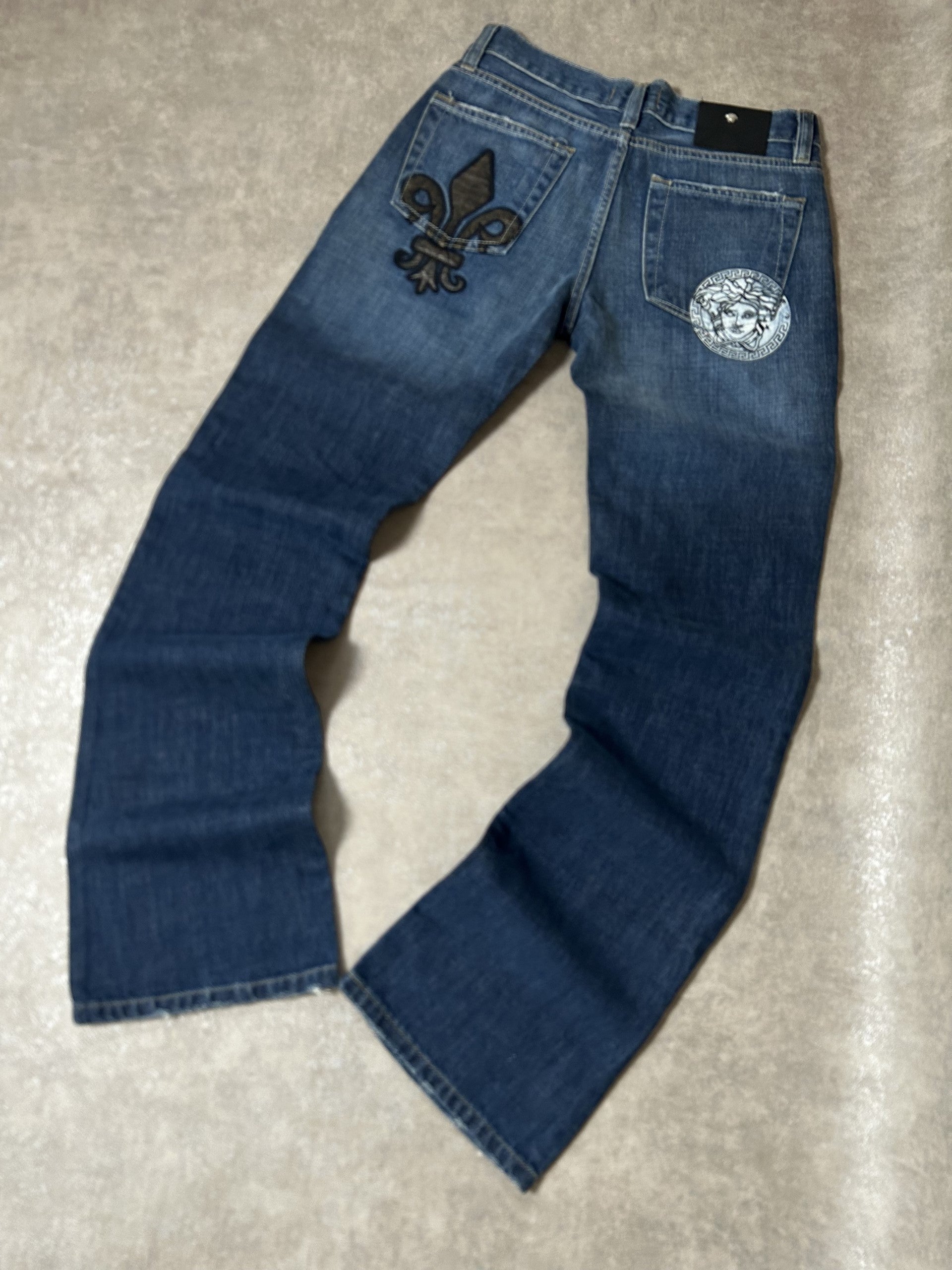 Vintage Versace Jeans Couture Damen-Jeans Bootcut Niedriger Bund Medusa Dunkelblau – Detailansicht