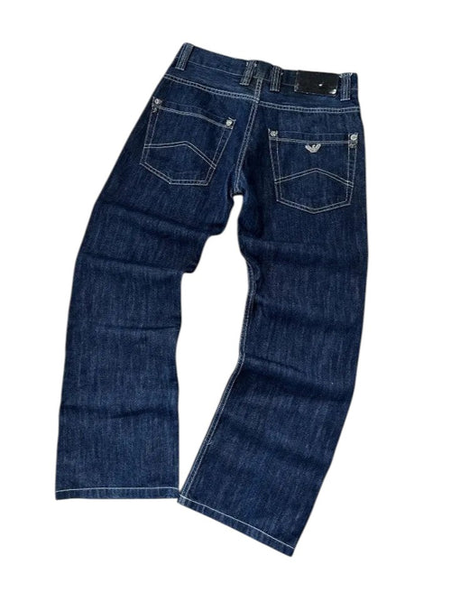 modadeclase Vintage Emporio Armani Jeans in Marineblau mit Straight Leg Schnitt und markanter Logo-Hardware hinten
