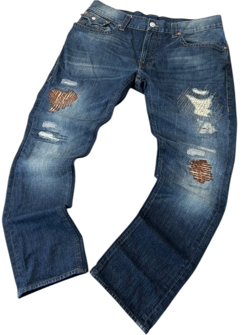 modadeclase True Religion Straight Fit Jeans in navy blue denim mit Distressed-Optik und metallischen Stickereien