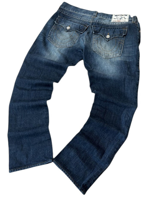 modadeclase True Religion Jeans in Navyblau mit Distressed-Optik, geradem Schnitt und ikonischen Hufeisen-Taschen